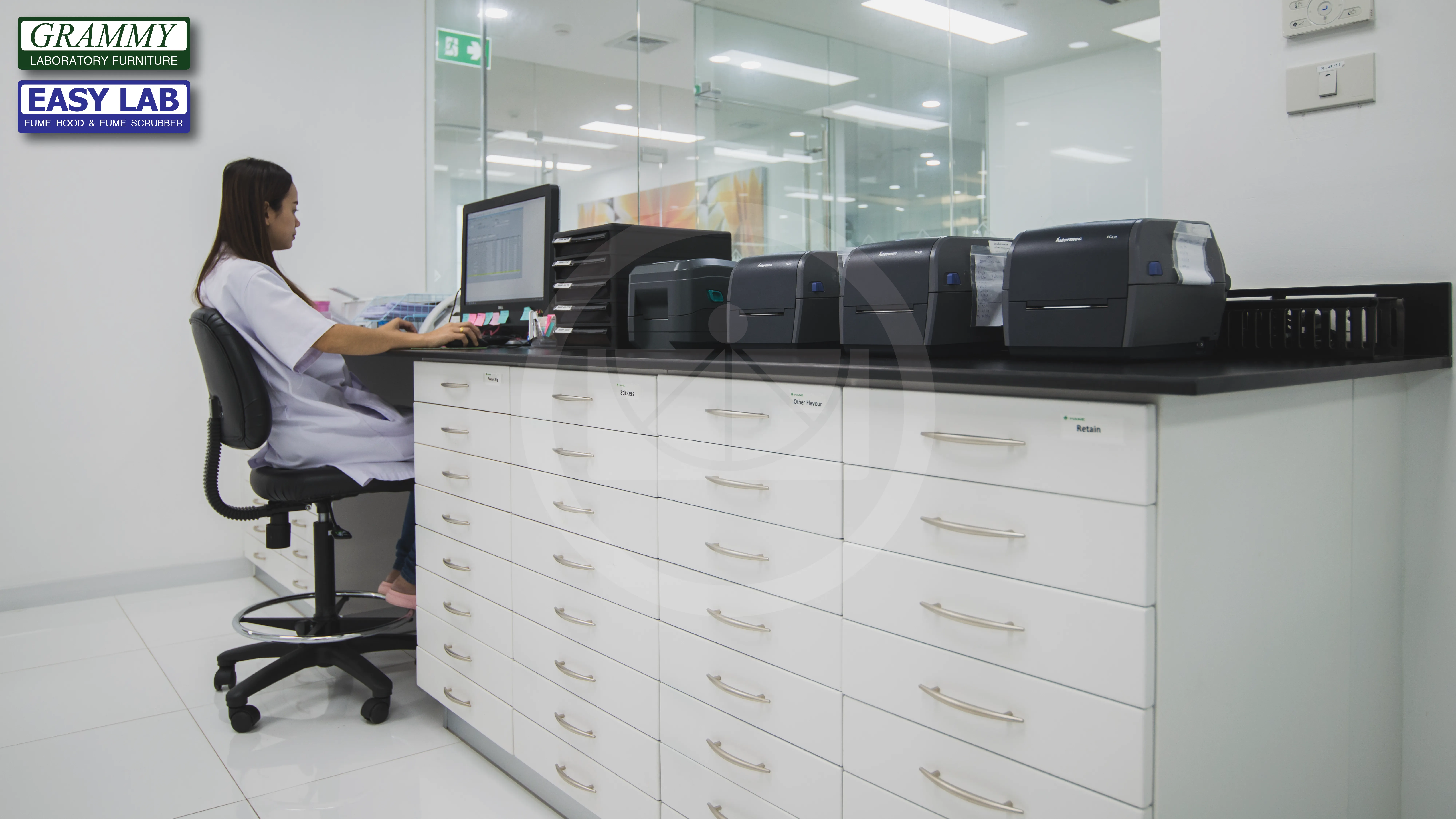ติดตั้งโต๊ะปฏิบัติการ GRAMMY & ตู้ดูดควัน EASY LAB